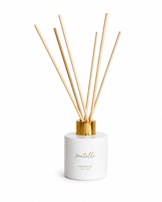 Difusor de ambiente Presença em frasco branco com aro dourado e varetas de rattan