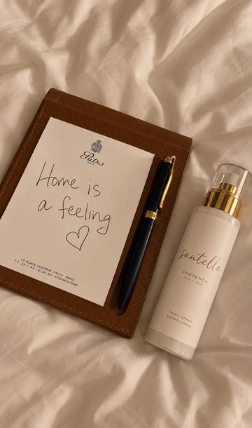 Home spray Presença sobre a cama, junto a um bloco de notas